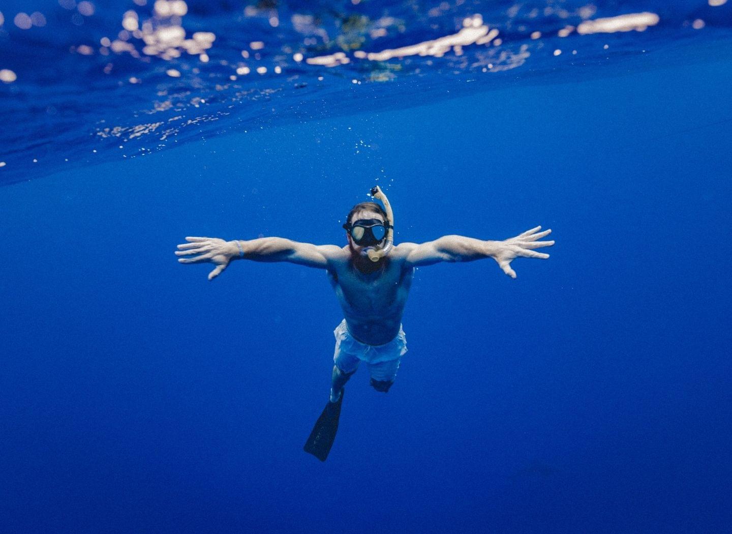 guy underwater with beard snorkeling