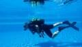 scuba diver praticare in piscina